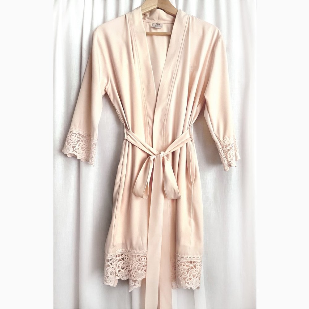 Blush-pink women's robe. Short length. Lace bottom. Very nice. Size XS/S